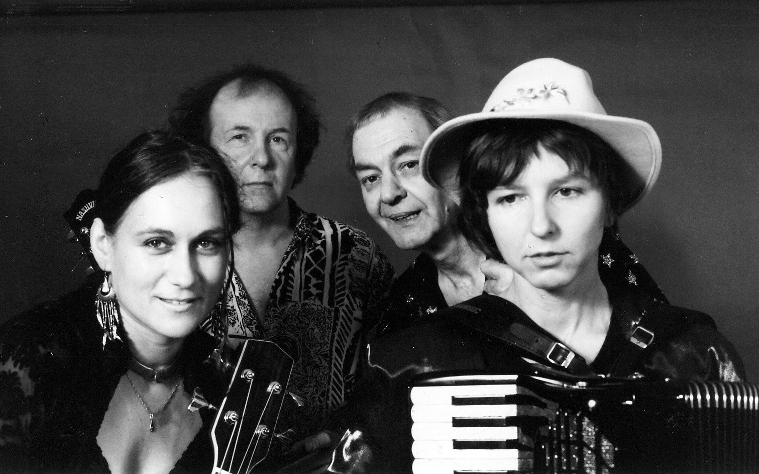 Die Besetzung von SALINGO mit Gitarre und Akkordeon, Schwarzweißaufnahme